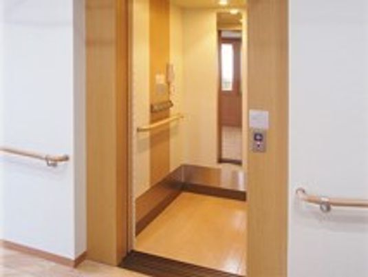 壁にはエレベーターのそばまで手すりが設置され、エレベーターの庫内にも手すりと鏡がある。