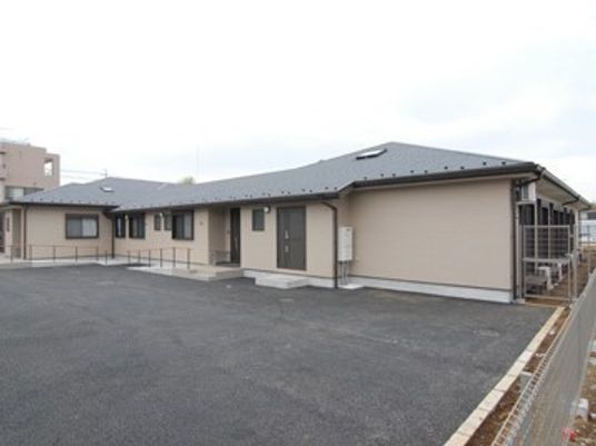 駐車場スペースがある平屋建ての建物の様子。グループホーム風早の里の外観