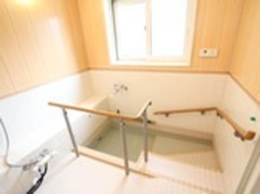 階段を下りる形で浴槽に入ることができるお風呂。