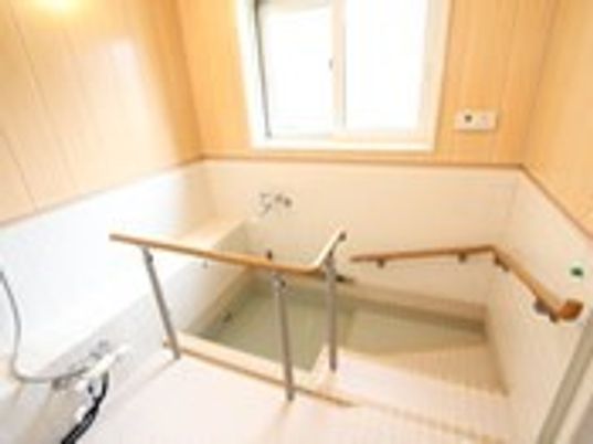 階段を下りる形で浴槽に入ることができるお風呂。