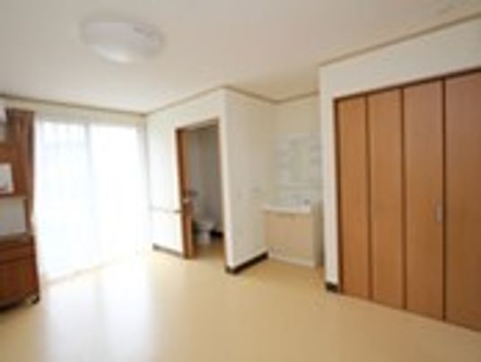 フローリングの居室にはトイレや洗面所、収納が付いている。
