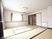 本格的な畳を敷いた和室。大きな窓が付いた明るい部屋。