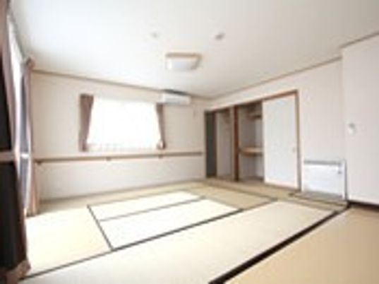 本格的な畳を敷いた和室。大きな窓が付いた明るい部屋。