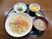 麺料理をメインとした食事。果物や野菜、汁物が添えられている。