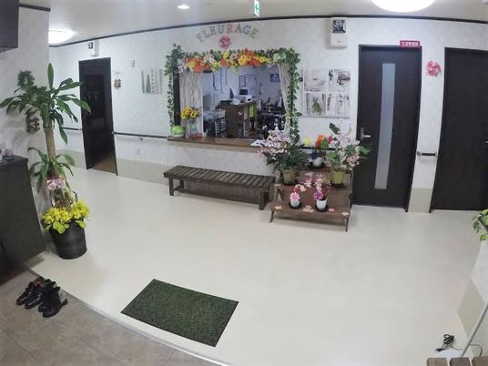 休み用ベンチがあるエントランスの様子。オールバリアフリーの床とスタッフステーションが写っている写真