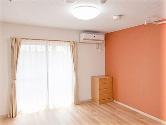 フローリングの居室には家具やエアコンが付き、日当たりもいい。