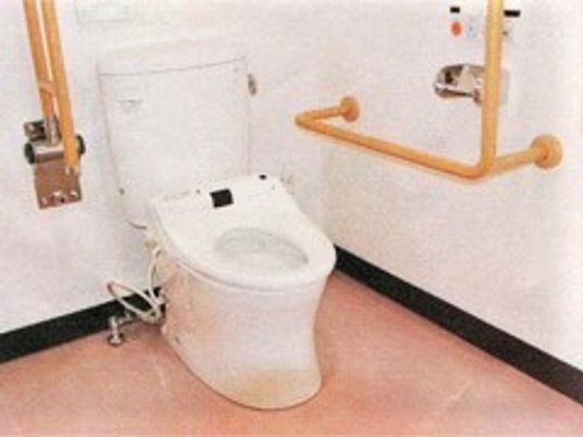 トイレには可動式の手すりとエル字型の手すりがあり、介助スペースもたっぷり用意されている。