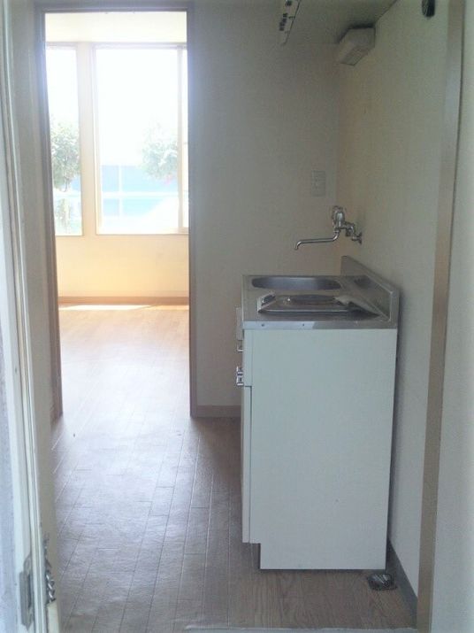 部屋の入り口から居室内を除いたときの様子。施設内の設備の写真