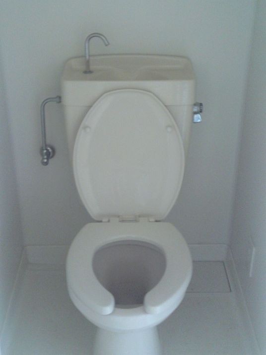 一般的なトイレの写真。施設内の設置されている一般的なトイレ
