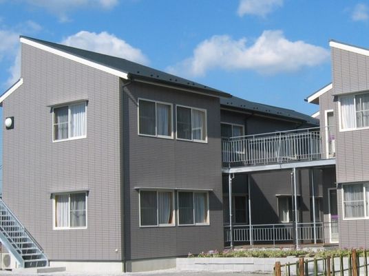 青空が広がる天気が良い日に写した写真。シックな色合いの一軒家風建物の様子