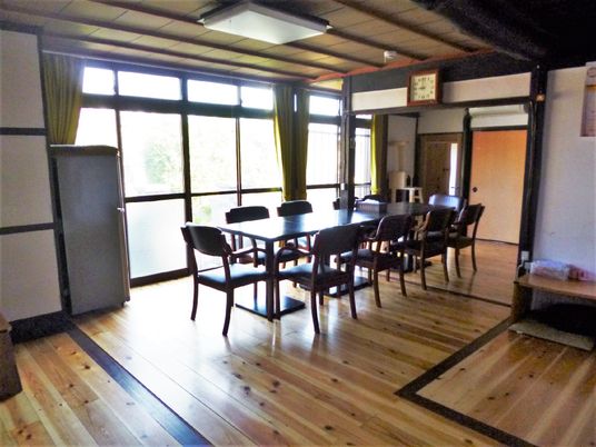 大きなダイニングテーブルが中央に置かれた食堂からは庭を眺めることができる。