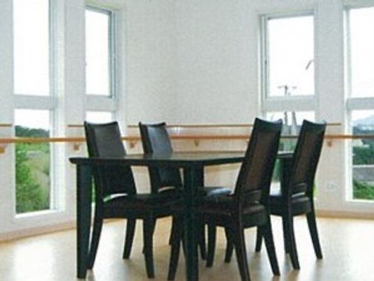 黒いテーブルセットが置かれた共有スペースは、大きな窓が付き明るい。