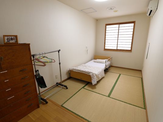 和室である居室は6畳敷。窓も障子をイメージしており、慣れ親しんだ和的な空間での生活が可能。採光は十分で、エアコン完備。