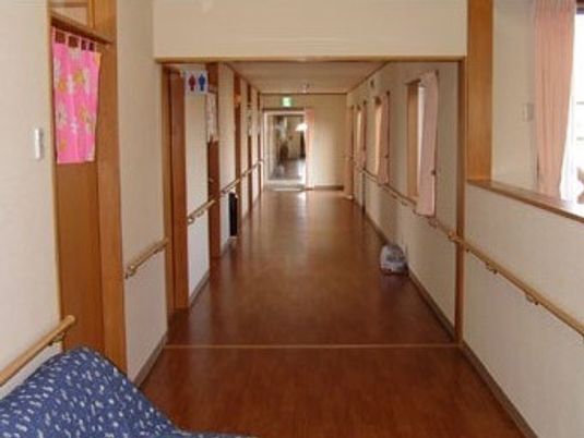 両側に手すりがついている施設内の廊下。オールバリアフリー構造の施設内の様子