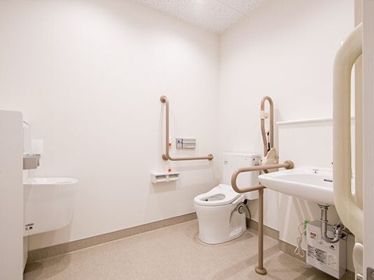 便器の周りにまんべんなく手すりが取り付けてあるトイレの様子