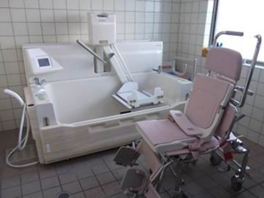 しっかりと機械浴設備も館内に完備。ご入浴時にサポートが必要な寝たきりの方、車椅子の方も安心です。