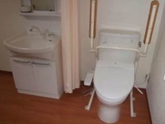 バリアフリー対応のトイレをしっかりと完備。立ち座りに不安がある方も快適にお使いいただけます。