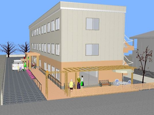 3階建ての建物は車が止まっている正面玄関だけでなく側面にも出入り口があり、ベンチも置かれている。
