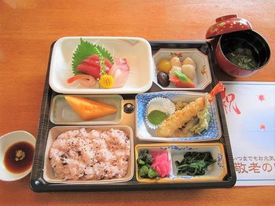 刺身や赤飯が載っている特別感のあるメニュー。特別食を写した写真