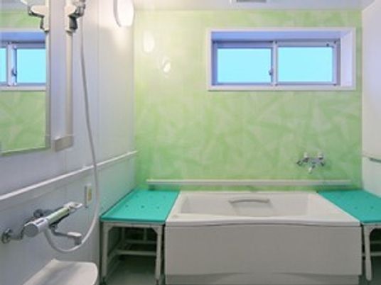 両サイドにベンチが設置された一人用の浴槽が設置された浴室にはシャワーもあり、窓も付いている。
