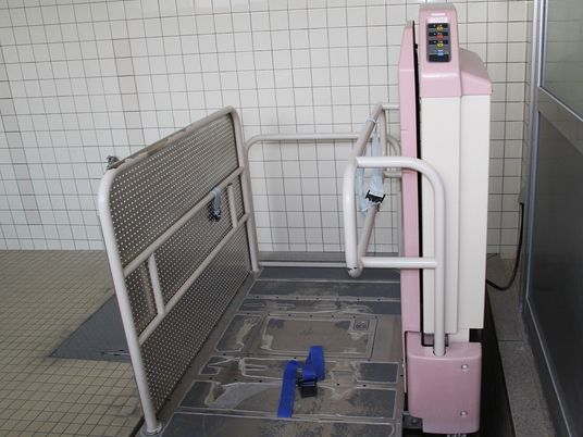 白いタイルが貼られた浴室にはリフト浴が設置され、余計なものは置かれていない。
