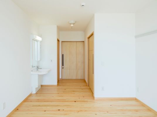 一人用の居室はシンプルなワンルームタイプ。車いす対応の洗面所やトイレ付き。