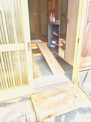 施設のエントランス部分を写した写真。車いす用のスロープが用意されている様子