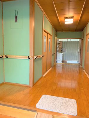 通常の住宅の玄関のような雰囲気。手すりがついた廊下が見えている家