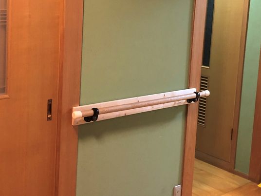 居室の入り口に取り付けられた手すりを写した写真。移動の補助用具