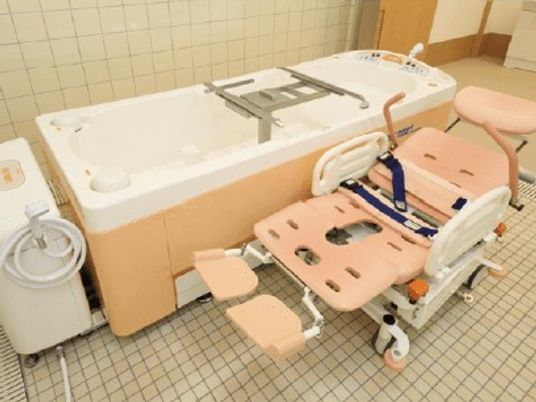 臥位浴対応型浴槽を写した写真。介護仕様の設備を写したもの