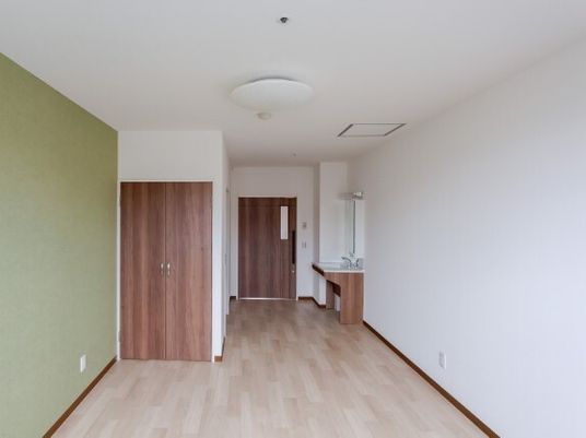 フローリングの小さなワンルームタイプの部屋。何も置かれてない入居前の部屋の様子