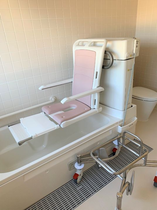座って入るタイプの介護浴槽の様子。安全な装置の様子を写したもの