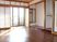 床の間が付いたフローリングの居室には家具はなく、障子が付き、通路には大きな窓が付いている。