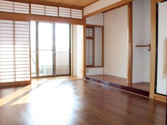 床の間が付いたフローリングの居室には家具はなく、障子が付き、通路には大きな窓が付いている。