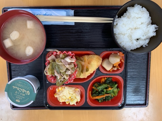 お盆にセットされた4品のおかずとご飯、お味噌汁とデザート