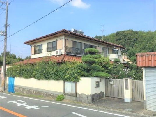 民家風の２階建ての建物の外観。グループホームの外観写真
