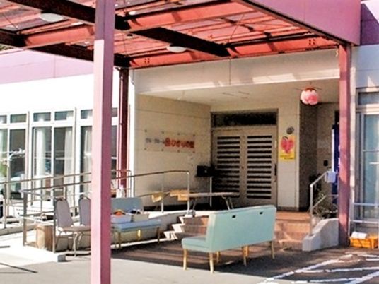 サンルーフがついた施設の外側の様子。ベンチが置いてありリラックスできる場所