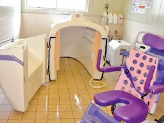 座った姿勢をたもって入浴できる特殊浴槽の様子。施設にある特別な装置