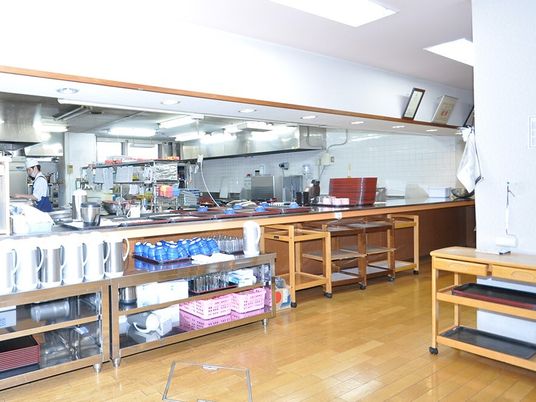 施設にある食堂の様子。お茶用のポッドや茶わんなどが並べられている様子