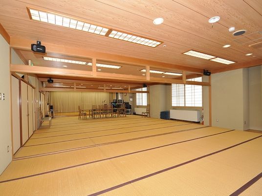 全面畳敷きの温泉にあるような宴会場の様子。カラオケ機材がある様子