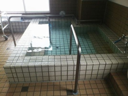ゆったりとご入浴いただける浴室設備です。タイル張りの清潔な浴室でココロもカラダもほぐされるひとときを。