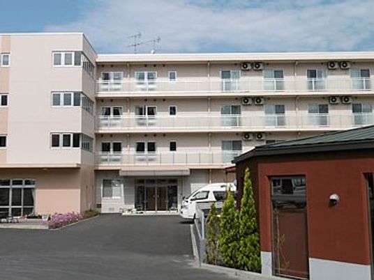 鉄骨造の建物の外観写真。介護施設・護療舎の外観を写したもの