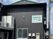 GH愛の鈴米原の看板がある茶色い外壁で三角屋根の2階建てサービス付き高齢者向け住宅