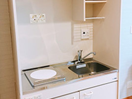 IHクッキングヒーター付きのキッチンには収納スペースがあり、調理器具などは置かれていない。