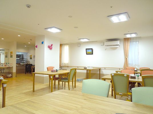 木製の調度品が並べられている施設内のリビングスペースの様子