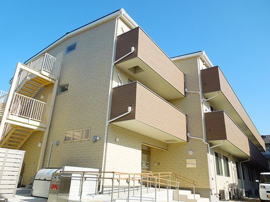 マンション風の外観の有料老人ホームすずらんの様子。淡い色合いの建物
