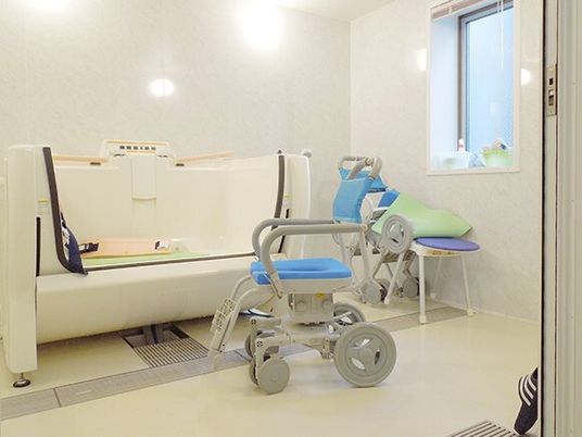 車いすのような装置がついた介護浴槽の様子。座った姿勢のまま入れる浴槽