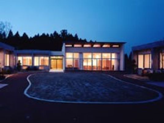 グループホーム蘭の夜景写真。建物を夕焼けの中で写した美しい風景