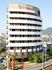ロイヤルケア高松の外観、大きく立派な建物は、茶色と白を基調とした落ち着いたデザイン。