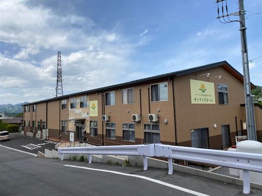 やわらかい色合いの建物の外観写真。サービス付き高齢者向け住宅サンライズホームの外観